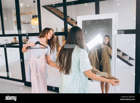 cambiandose ropa|LAS MUCHACHAS CAMBIÁNDOSE DE ROPA EN HOTEL .